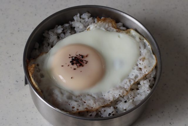 目玉焼きのせゆかりご飯
