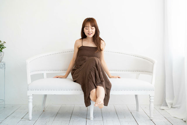 足を組む女性