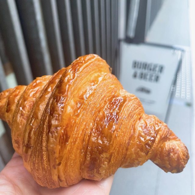 SCHOOL BUS COFFEE BAKERS 店内パン棚 SCHOOL BUS COFFEE BAKERS クロワッサン