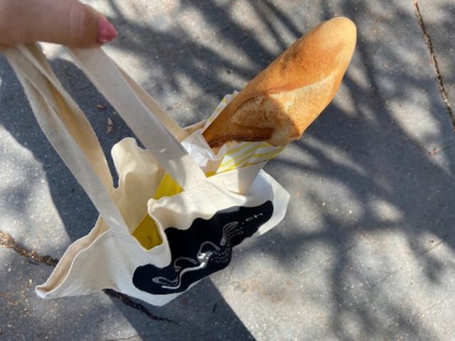 焼きたてバゲットを買って帰る