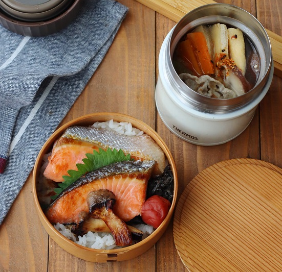 「具だくさん豚汁」「塩鮭のり弁当」2品弁当