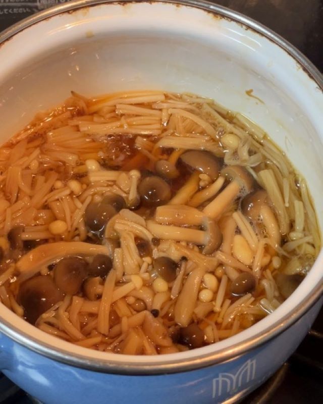 鍋で煮こんだえのき