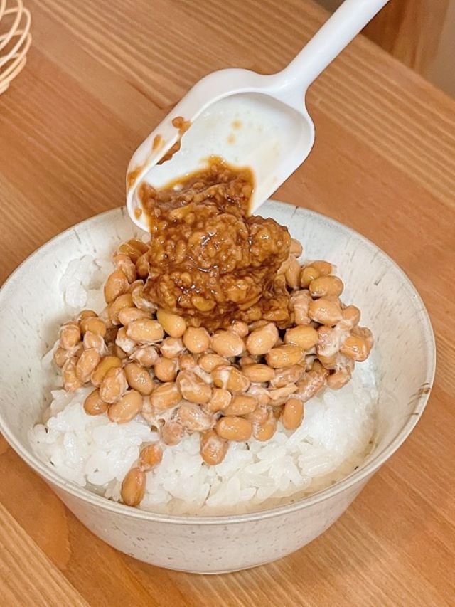 醤油麹をのせた納豆ご飯