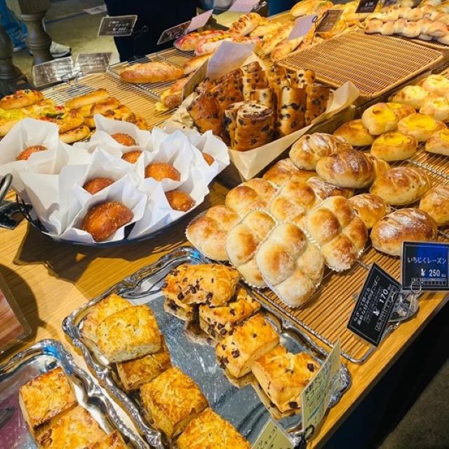 R Baker店内に並ぶパン