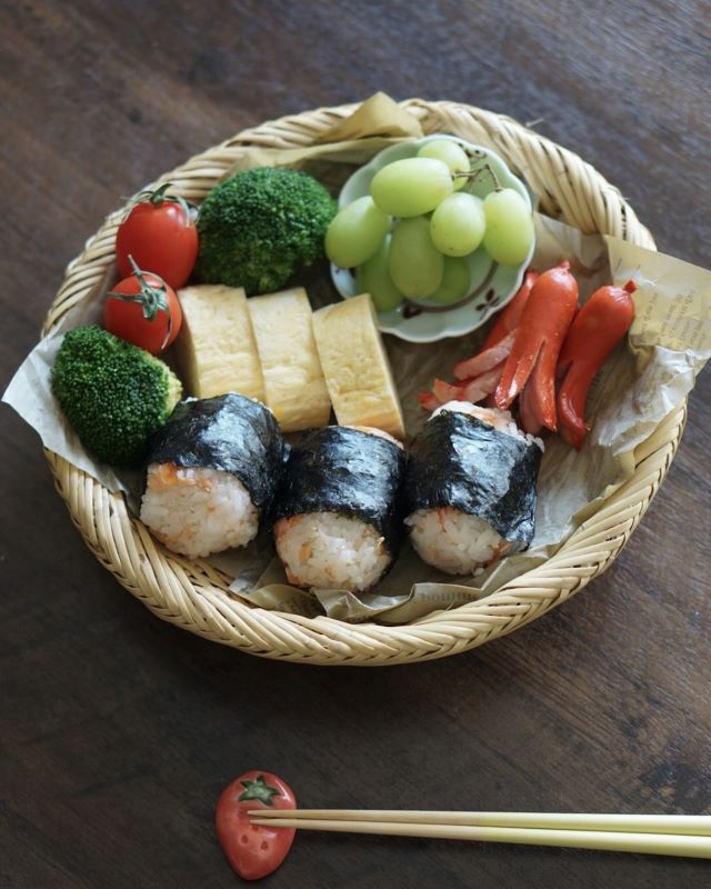 かごに盛りつけた朝ごはん