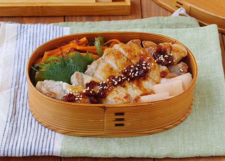 同時進行で10分！「ポークステーキ梅照り焼きダレ」「野菜レンジおかか」2品弁当
