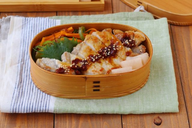 「ポークステーキ梅照り焼きダレ」「野菜レンジおかか」2品弁当