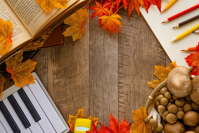テーブルに置かれた紅葉