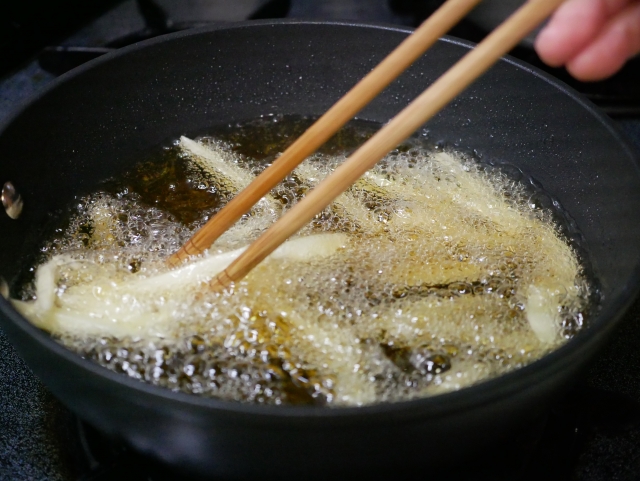みんなで環境を守ろう。「食用油」の正しい処理方法をおさらい