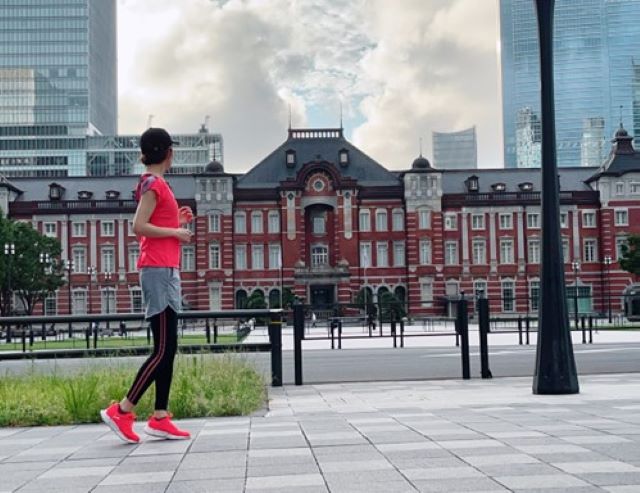東京駅と女性