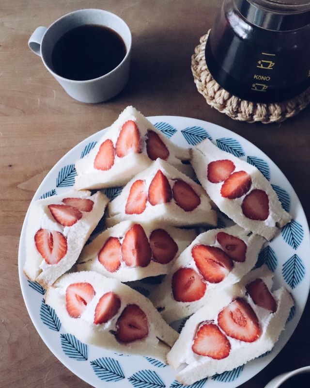 フルーツサンドとコーヒー