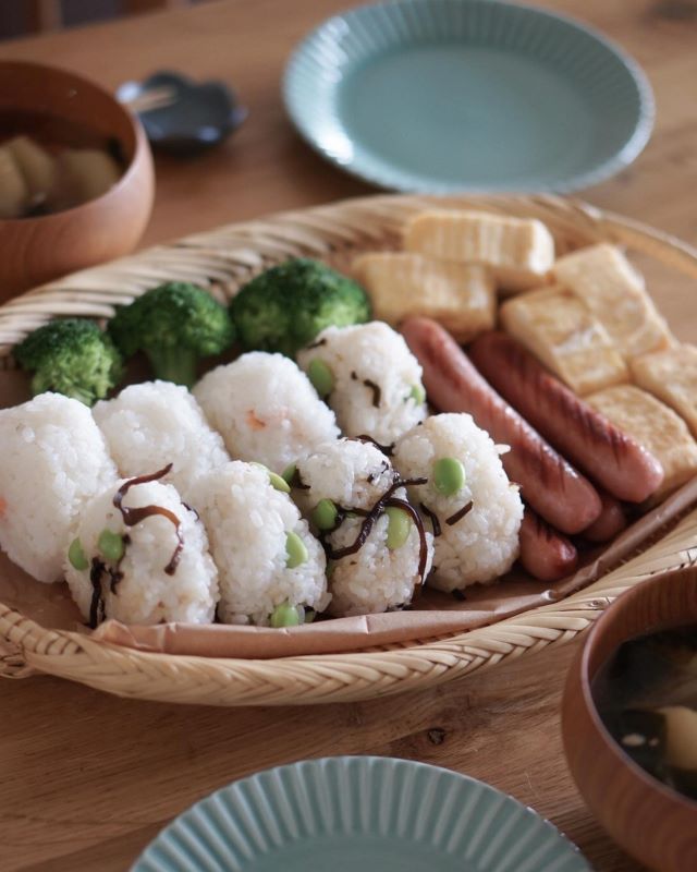かごに入ったおにぎり