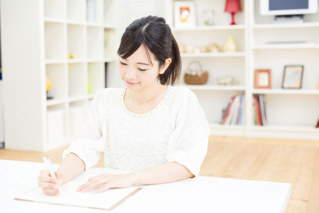 メモする女性