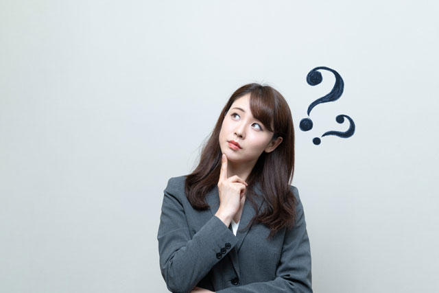 迷う女性