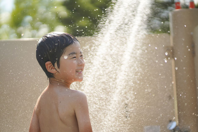 水浴びする男の子