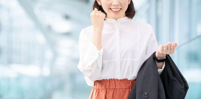 ガッツポーズする女性