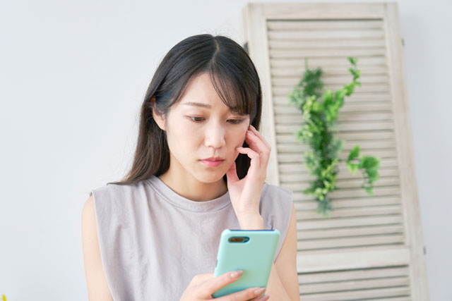 悩む女性