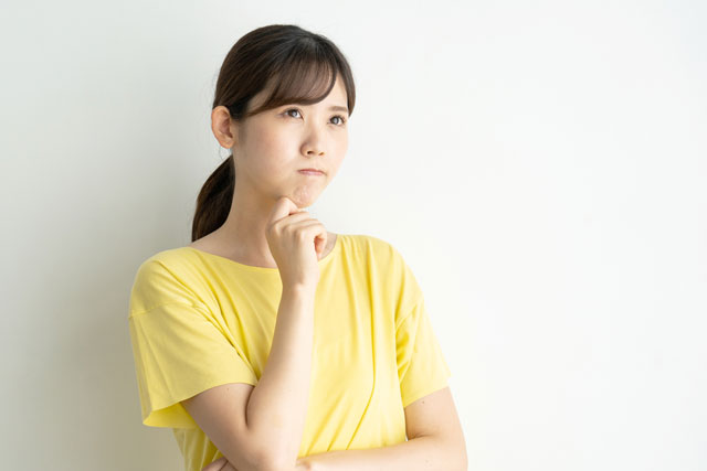 考える女性