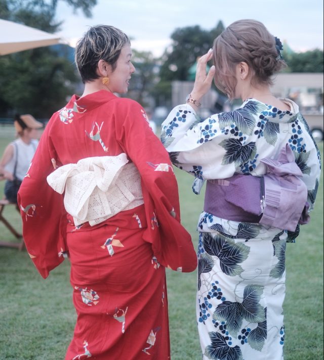 女性2人浴衣姿