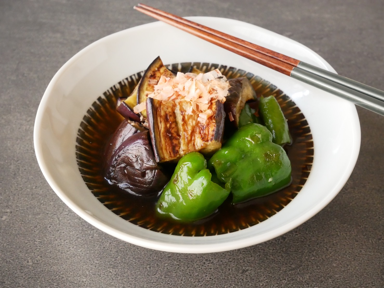 冷やして、絶品！簡単「なすとピーマンの焼き浸し」