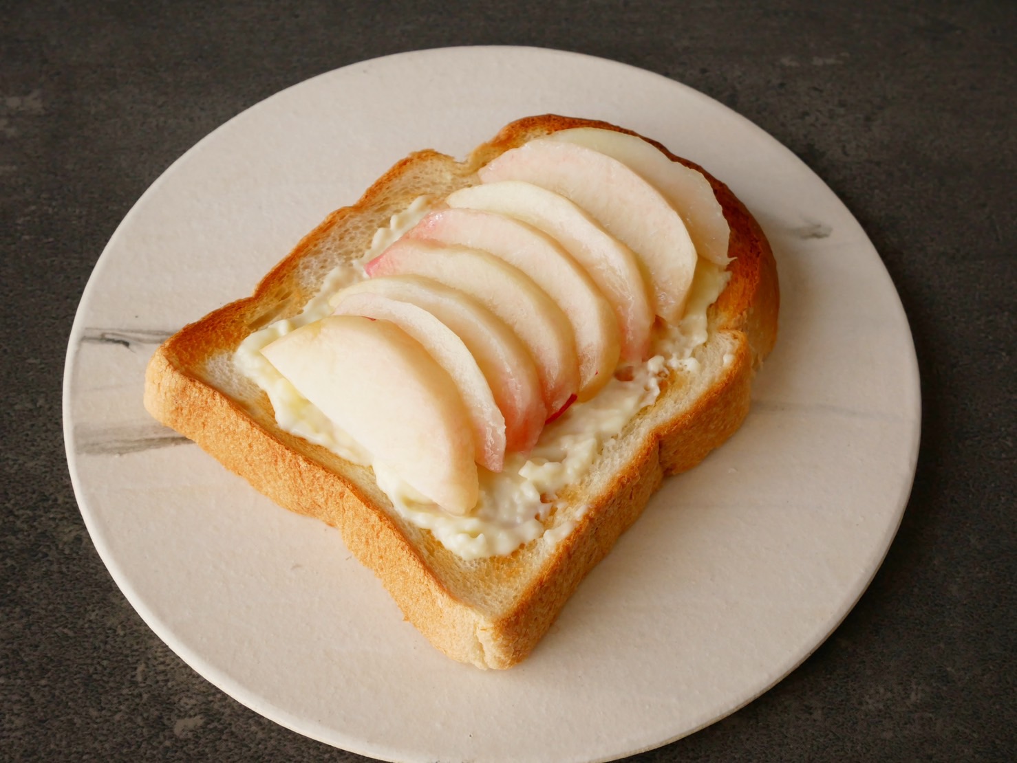 食パンで簡単ジューシー！スイーツみたいな「桃トースト」