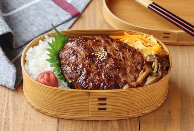 「豚バーグ」「にんじんレンジしりしり」2品弁当