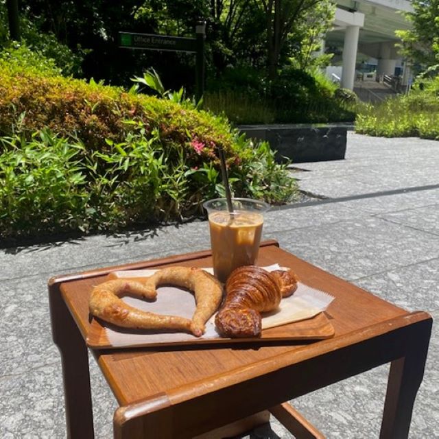 テラス席に置かれたパン