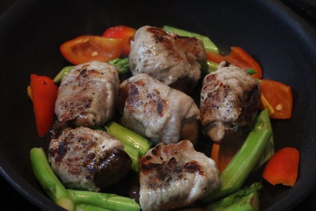 しいたけの肉巻きと彩り野菜のカレー照り焼き