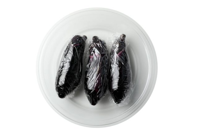 レンジ蒸しなす/なすを並べる