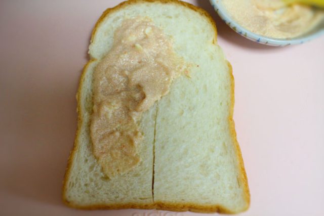 めんたいマヨのソースを食パンに塗る