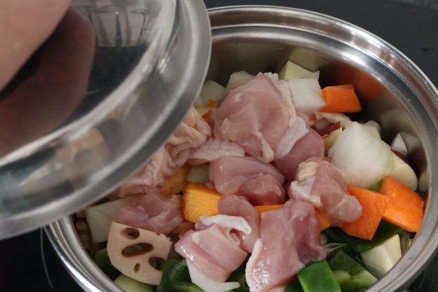 鶏と秋野菜の塩麹スープ