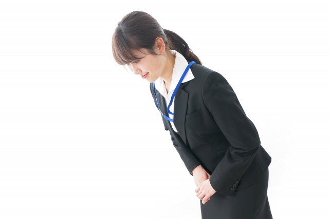 お辞儀する女性