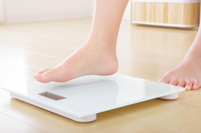 ダイエット中はいつ乗るべき？「体重計」との付き合い方