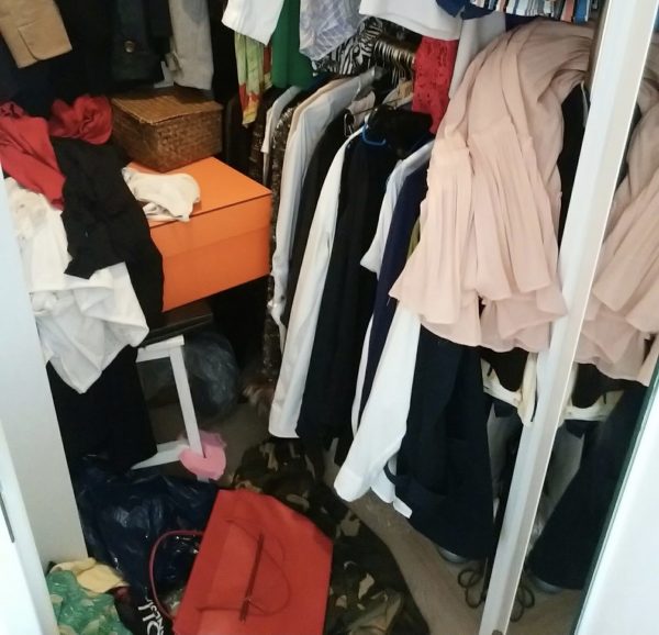 ごちゃごちゃのクローゼットの中