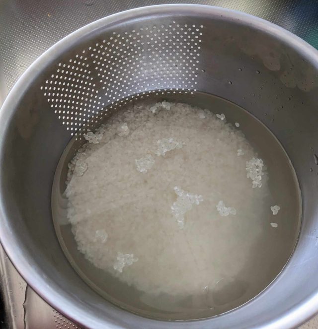 お米を研ぐ