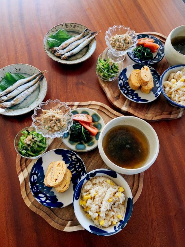 小鉢に盛り付けた朝ごはん