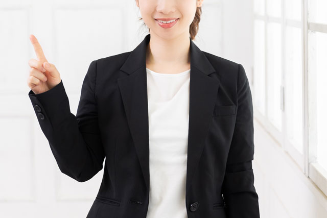 プレゼンする女性