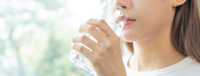 水を飲む女性