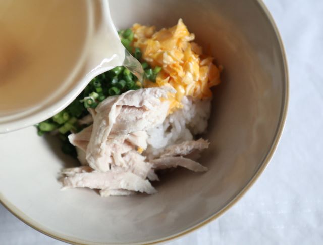 だしをかけている鶏飯