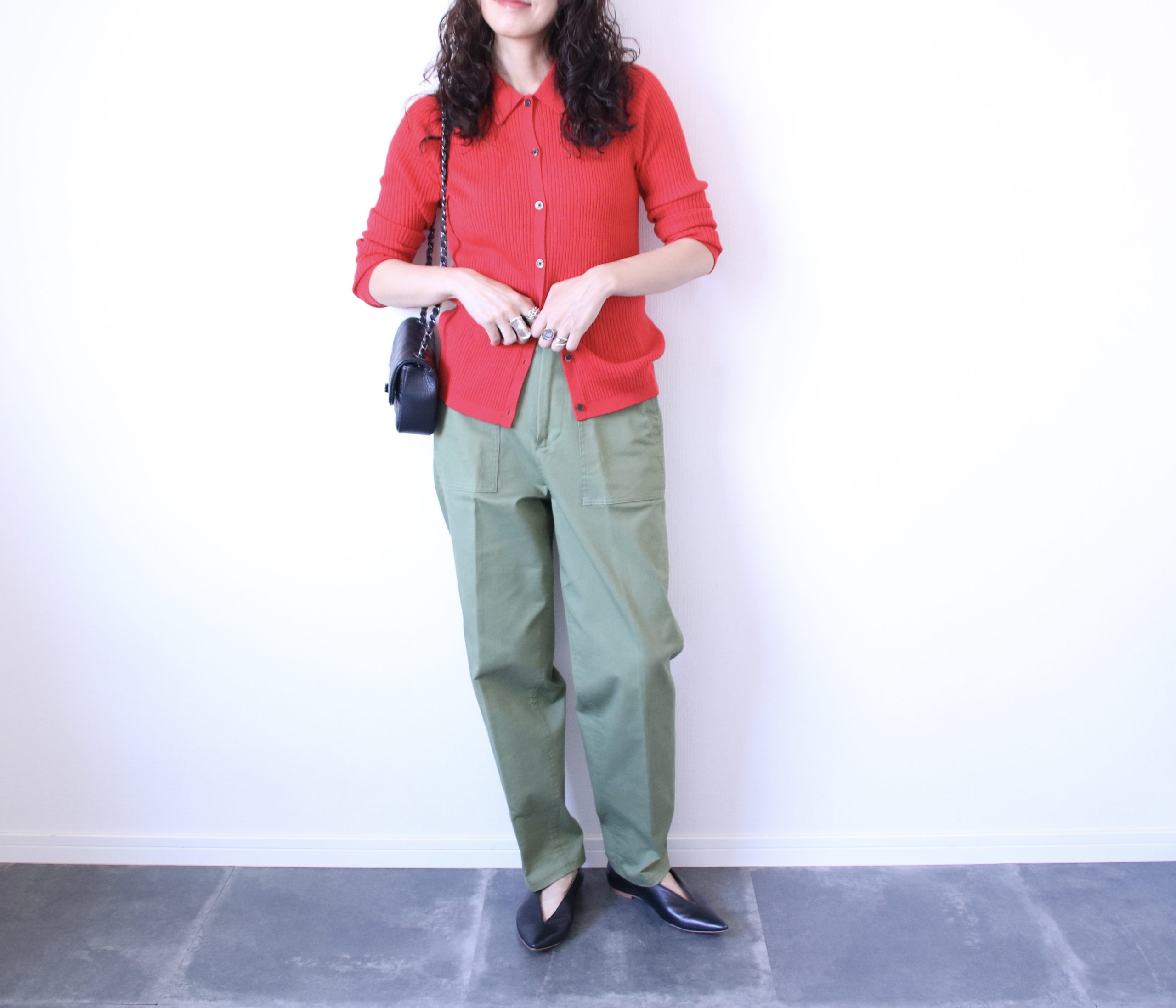 今年はレッドに注目！UNIQLOの赤トップス着回しコーデ3つ
