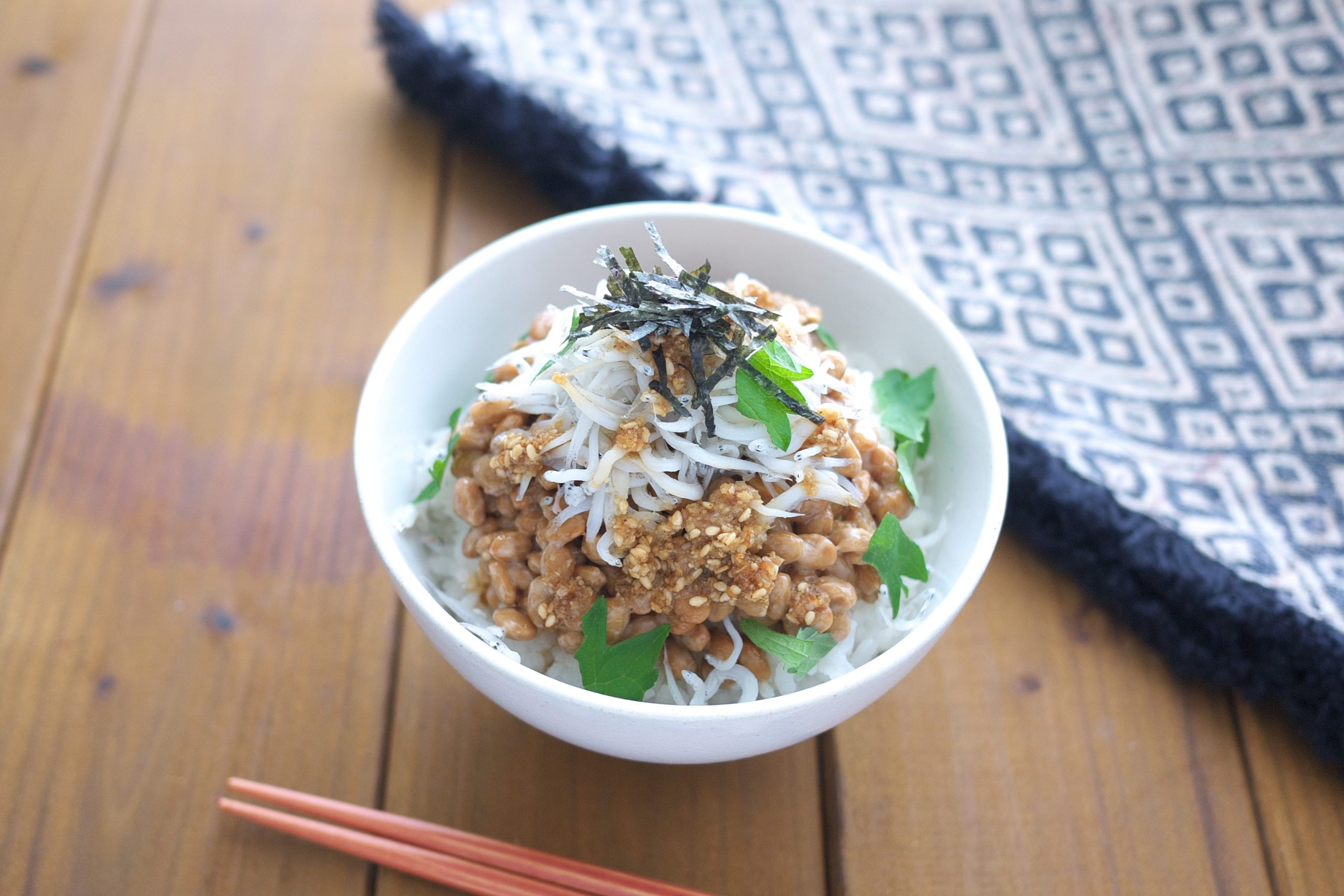 包丁いらずで簡単！ごまだれ味の腸活メニュー「納豆しらすのっけご飯」