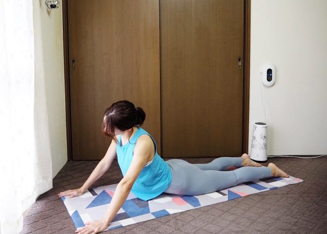 頭を前に倒したまま、左右に揺らす