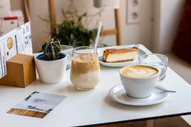 カフェラテ、ケーキ