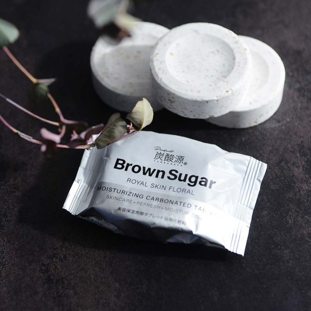 美容液につかるような浴用炭酸タブレット 炭酸源 BROWN SUGAR