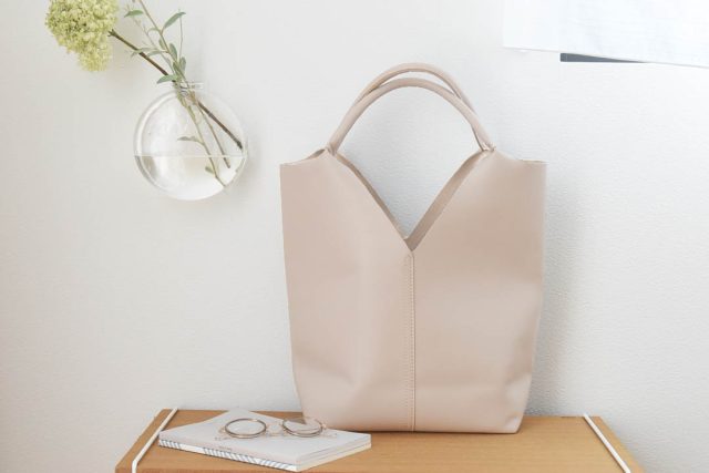 kauliina(カウリーナ)の「軽量 肩にかけやすい Vカットトートバッグ」