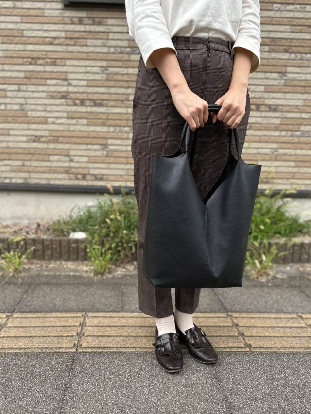 kauliina(カウリーナ)の「軽量 肩にかけやすい Vカットトートバッグ」
