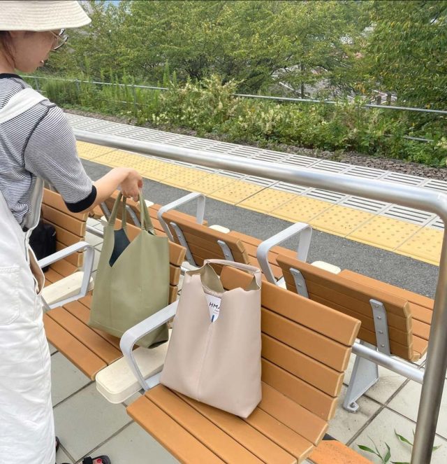 kauliina(カウリーナ)の「軽量 肩にかけやすい Vカットトートバッグ」