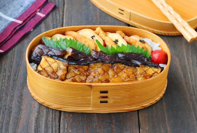 「ナスのステーキ」「揚げとさつまいもの甘辛」2品弁当