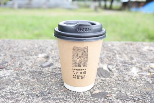 紙のカップに入ったコーヒー