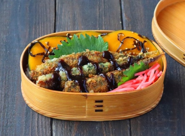 少ない油で簡単！「ししゃも磯辺カツ」「レンジかぼちゃの塩昆布和え」2品弁当